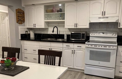 Niagara Falls Cabaña | Over a century built cottage walking distance to Niagara Falls attractions