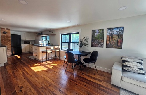 Berkeley Springs Apartamento | "Over The Ridge"Vintage Modern Apartment