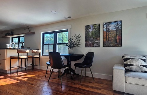 Berkeley Springs Apartamento | "Over The Ridge"Vintage Modern Apartment
