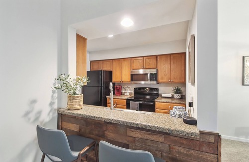 Overland Park Condominio | Overland Park Condo, Close to Lakes & Parks!