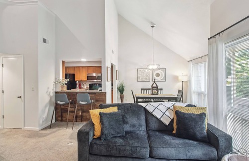 Overland Park Condominio | Overland Park Condo, Close to Lakes & Parks!