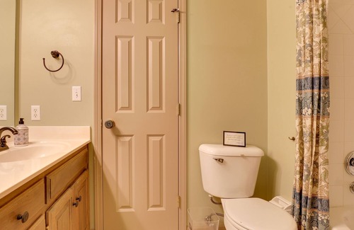 Bucyrus Casa | Overland Park Retreat w/ Pond & Large Backyard!