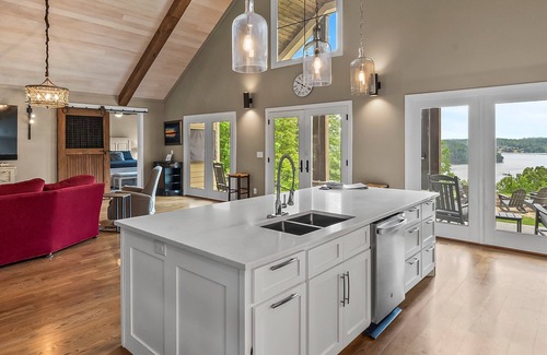 Marion Casa | Overlook at Lake James & Black Bear Access offers great lake and mountain views.