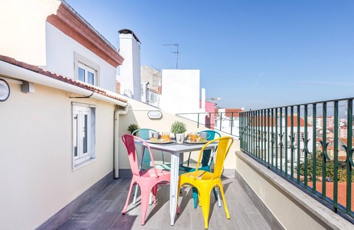 Socorro Apartamento | Overlook Largo da Graça at a Comfy Flat
