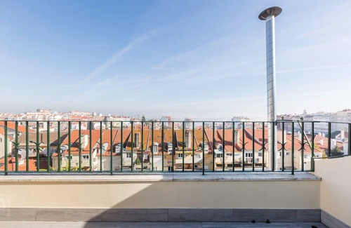 Socorro Apartamento | Overlook Largo da Graça at a Comfy Flat