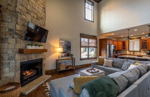 Elk Park Casa | Overlook Nook at Eagles Nest - Custom home with hot tub and short walk to Eagles Nest Winery!