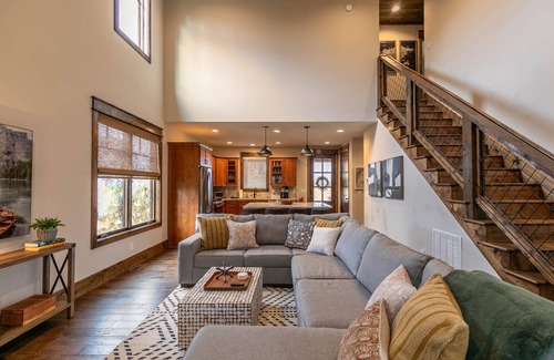 Elk Park Casa | Overlook Nook at Eagles Nest - Custom home with hot tub and short walk to Eagles Nest Winery!
