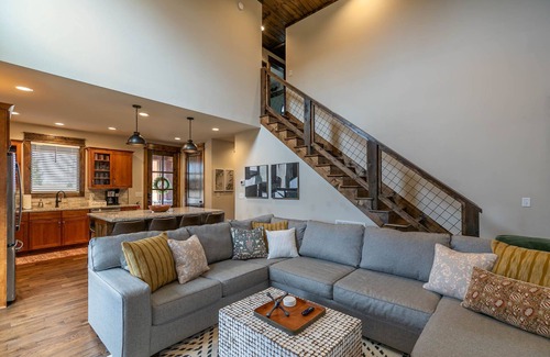 Elk Park Casa | Overlook Nook at Eagles Nest - Custom home with hot tub and short walk to Eagles Nest Winery!