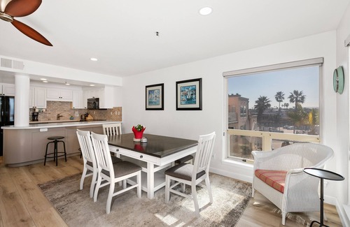 Imperial Beach Condominio | Pase por alto el océano y el muelle en este 2 dormitorios / 2 baños