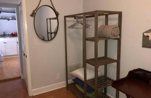 Downtown Dunedin Apartamento | Overlooking Downtown Dunedin Two Bedroom apartment NO KIDS, NO PETS