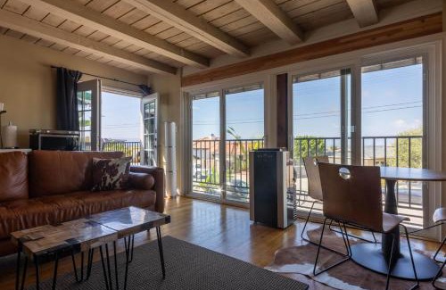 Playa Del Rey Casa | Overlooking Marina del Rey sailboats, is Green Ginger Playa Del Rey on the bluff,