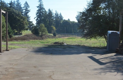 Salem Alquiler De RV | Overnight parking by Freeway You supply the car, van, RV to sleep in.