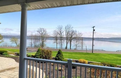 Auburn Casa | Owasco Lake House w/ 120ft private water front!