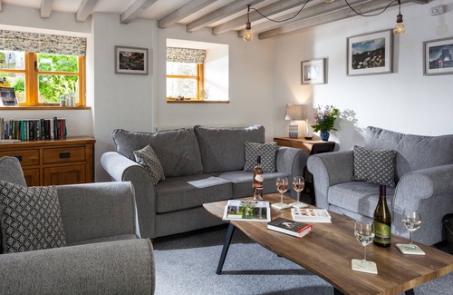 Caio Cabaña | Owl Cottage is a charming Rural Retreat located on a Welsh Hillside close to the Brecon Beacons.