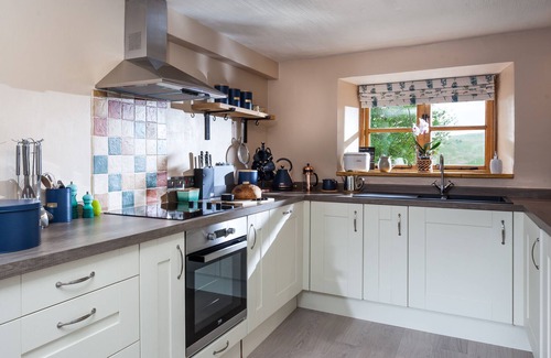 Caio Cabaña | Owl Cottage is a charming Rural Retreat located on a Welsh Hillside close to the Brecon Beacons.