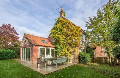 Burnham Market Casa | Una atractiva casa moderna de ladrillo y sílex en una zona tranquila.