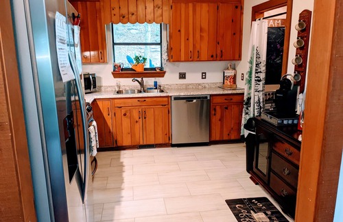 Clarkesville Casa | Owl Landing Treehouse retreat with firepit. 12 minutes to Helen & Clarkesville!