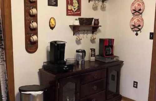 Clarkesville Casa | Owl Landing Treehouse retreat with firepit. 12 minutes to Helen & Clarkesville!