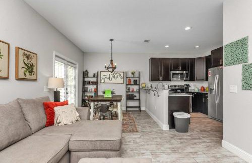 Wright Casa | Owl's Nest - Cozy Townhome Close to Beaches, Attractions & More!
