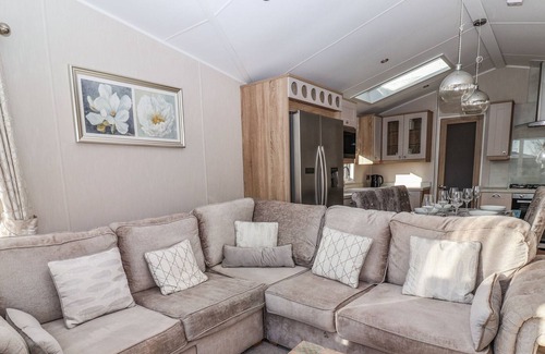 Newton on Derwent Cabaña | OWL’S NEST, pet friendly, with hot tub in Wilberfoss