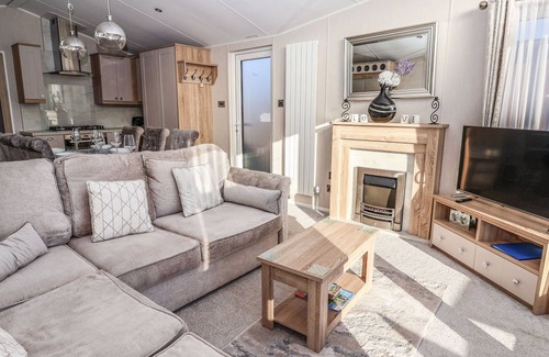 Newton on Derwent Cabaña | OWL’S NEST, pet friendly, with hot tub in Wilberfoss
