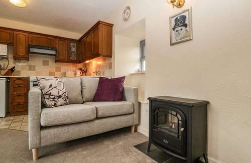 Lympsham Cabaña | OWLS RETREAT, pet friendly, character holiday cottage in Brean