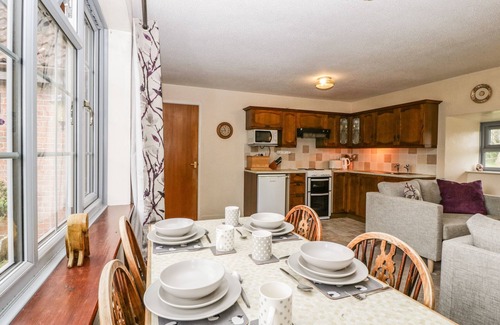 Lympsham Cabaña | OWLS RETREAT, pet friendly, character holiday cottage in Brean