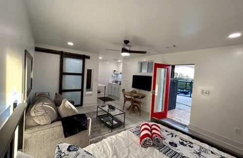 Franklin Casa | OWN ENTRANCE; PARKING; POOL; STUNNING VIEWS. EVERYTHING BRAND NEW 9/23!