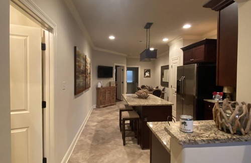 Oxford Condominio | Oxford Condo-Minutes from Campus and Square