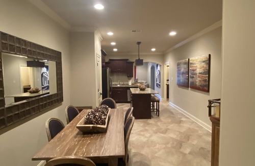 Oxford Condominio | Oxford Condo-Minutes from Campus and Square