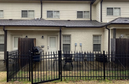 Oxford Condominio | Oxford Condo-Minutes from Campus and Square