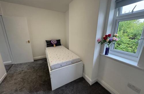 Headington Villa | Oxford Detached Spacious Villa for 8 Free Parking