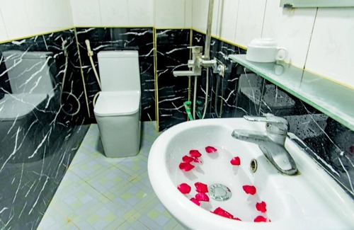 Dich Vong Hotel | OYO 1143 Thu Giang Hotel