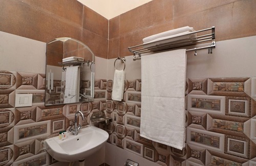 Bullawala Hotel | OYO 22359 Hotel Raj Palace