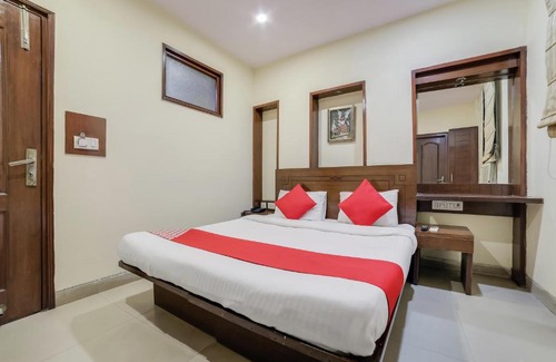 Paharganj Hotel | OYO 24437 Oxford Palace