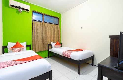 Depok Hotel | OYO 2454 Wanawiyata Homestay