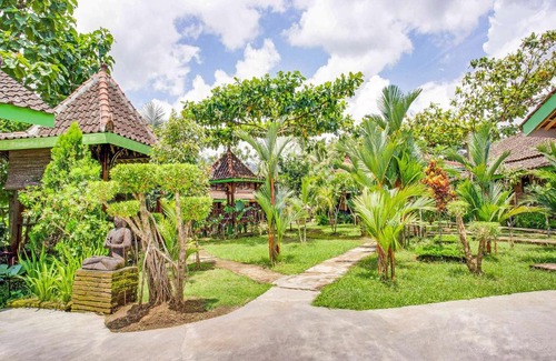 Borobudur Hotel | OYO 3483 Borobudur Cottage