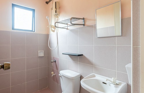 Dauis Hotel | OYO 426 Coco Grove Tourist Inn