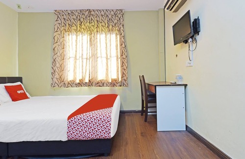 Taman Johor Jaya Hotel | OYO 44026 98 Hotel