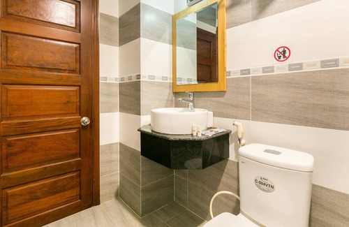 Binh Chanh Hotel | OYO 652 Monaco Hotel