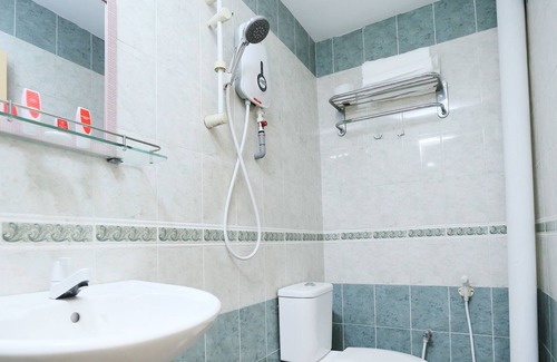 Taman Johor Jaya Hotel | OYO 89672 EG HOTEL JJ