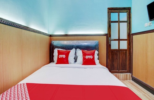 Malang Hotel | OYO 90179 Sybilla Cafe & Homestay