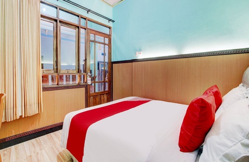 Malang Hotel | OYO 90179 Sybilla Cafe & Homestay