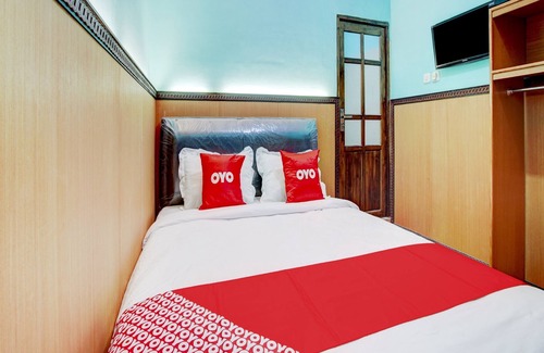 Malang Hotel | OYO 90179 Sybilla Cafe & Homestay