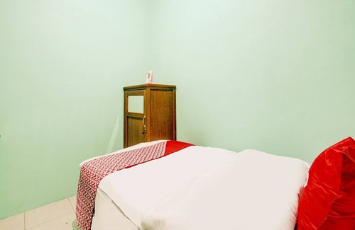 Malang Hotel | OYO 90179 Sybilla Cafe & Homestay