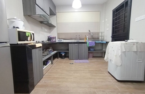 Kuching Apartamento | OYO 90203 Emma Sukma Homestay