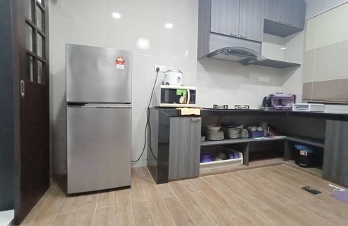 Kuching Apartamento | OYO 90203 Emma Sukma Homestay