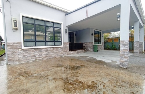 Kuching Apartamento | OYO 90203 Emma Sukma Homestay