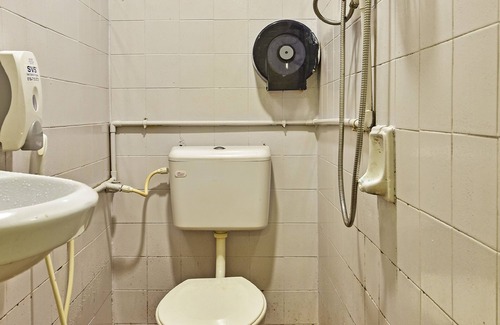 Larkin Hotel | OYO 90806 Rumah Tumpangan Laut Selatan
