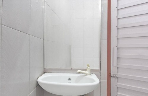 Semarang Hotel | OYO 94683 Oteng Stay